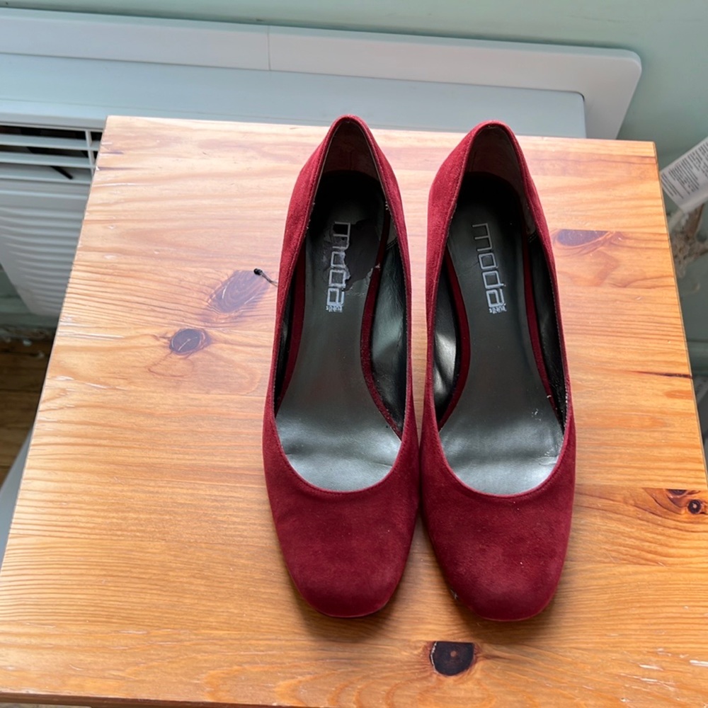 Faux suede burgundy pump. Size 8-1/2M. Kitten Hill  2-1/4in.